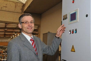 Peter Riemer aus dem Vertrieb von MKR Metzger erklärt bei Geberit Mapress die Funktionsweise des Verdampfers.
Foto: MKR Metzger GmbH 